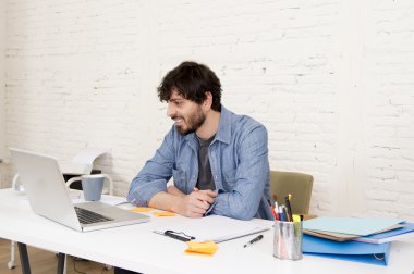 kurumsal portre genç İspanyol çekici hipster işadamı bilgisayar modern ev ofis ile çalışan