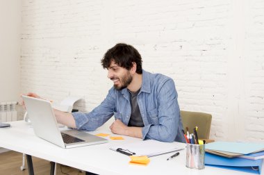 kurumsal portre genç İspanyol çekici hipster işadamı bilgisayar modern ev ofis ile çalışan