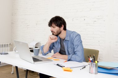 kurumsal portre genç İspanyol çekici hipster işadamı bilgisayar modern ev ofis ile çalışan