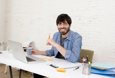 kurumsal portre genç İspanyol çekici hipster işadamı bilgisayar modern ev ofis ile çalışan