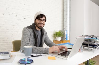 kurumsal portre genç İspanyol çekici hipster işadamı bilgisayar modern ev ofis ile çalışan