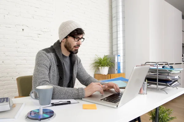 Corporate porträtt Young spansktalande attraktiv hipster affärsman som arbetar med computer modern Home Office — Stockfoto