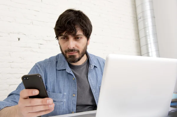 Empresario hipster atractivo hispano que trabaja en la oficina del hogar usando el teléfono móvil —  Fotos de Stock