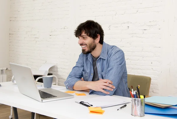 Portrait d'entreprise jeune hispanique attrayant homme d'affaires hipster travaillant avec ordinateur bureau à domicile moderne — Photo