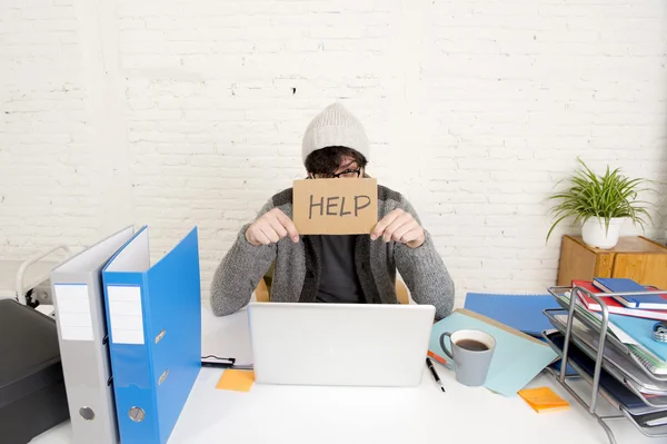 Junger müder hispanischer Hipster-Geschäftsmann, der unter Stress um Hilfe bittet — Stockfoto