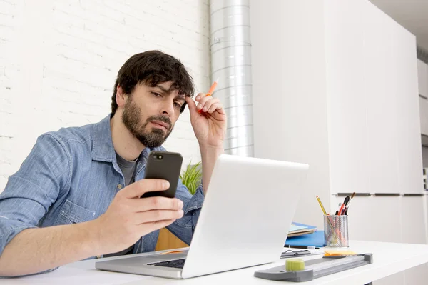 Spaanse aantrekkelijke hipster zakenman werken thuiskantoor met behulp van mobiele telefoon — Stockfoto