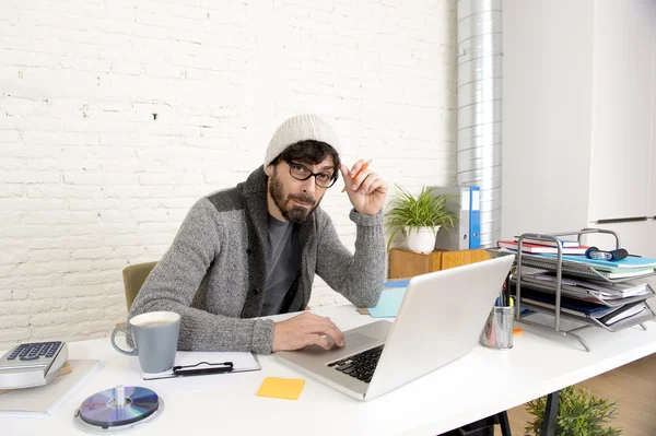 Retrato corporativo jovem hispânico atraente hipster empresário trabalhando com computador moderno home office — Fotografia de Stock