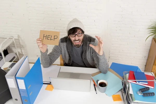 Joven cansado hispano hipster hombre de negocios ocupado pidiendo ayuda sufrimiento estrés —  Fotos de Stock