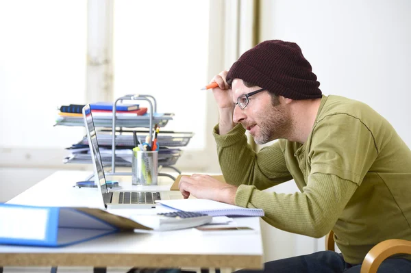Lycklig attraktiv hipster affärsman som arbetar med dator laptop hemma Office — Stockfoto