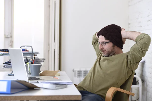 Gelukkige aantrekkelijke hipster zakenman werken met computer laptop thuiskantoor — Stockfoto