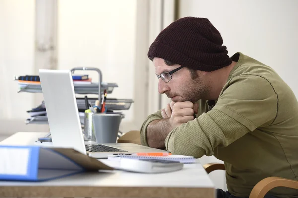 Lycklig attraktiv hipster affärsman som arbetar med dator laptop hemma Office — Stockfoto