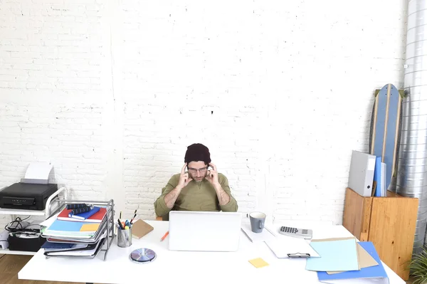 Heureux homme d'affaires hipster attrayant travaillant avec ordinateur portable au bureau à domicile — Photo