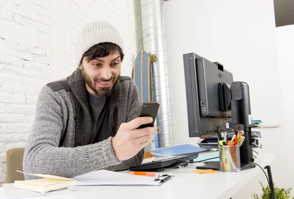 Atractivo hipster diseñador creativo de moda utilizando Internet en el teléfono móvil sonriendo confiado — Foto de Stock