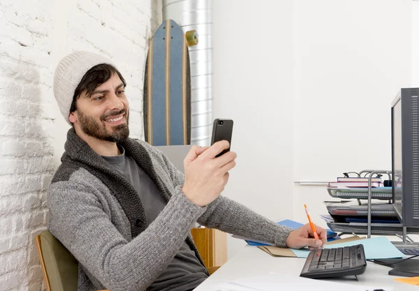 Atrakcyjny człowiek w Hipster czapka i modny styl biznesmen szczęśliwy w biurze domowym z komputerem stacjonarnym — Zdjęcie stockowe