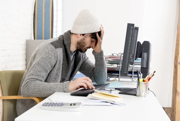 Jeune homme d'affaires inquiet dans cool bonnet hipster regarder désespéré ayant du mal à travailler dans le stress — Photo