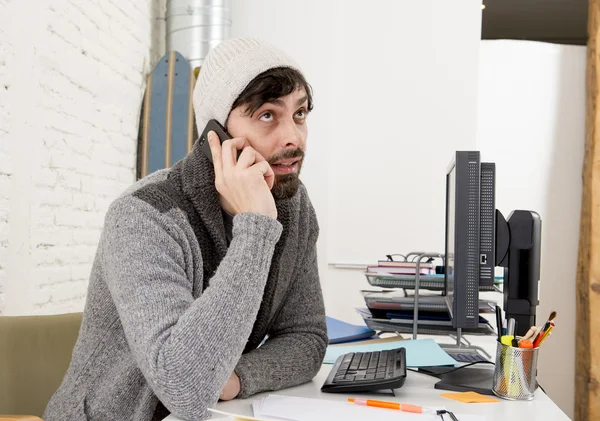 Young attractive man in hipster beanie and trendy style businessman working in stress — Stockfoto