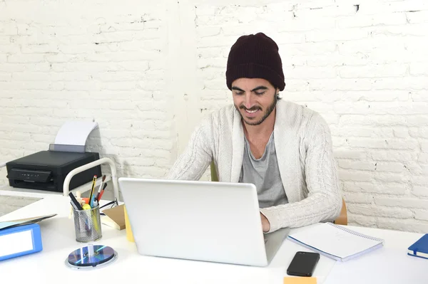 Modny biznesmen w chłodnym Hipster Czapka picie kawy pracujących szczęśliwy w nowoczesnym biurze domowym — Zdjęcie stockowe
