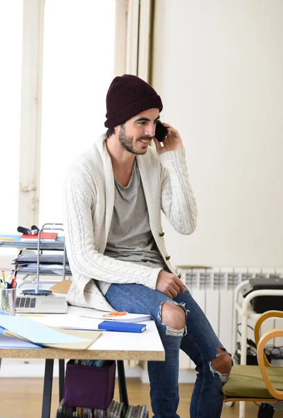 Trendy zakenman hipster informele look glimlachend gelukkig op mobiele telefoon — Stockfoto