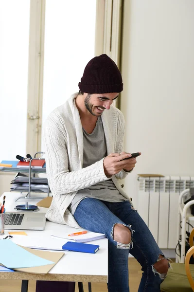 Trendig affärsman hipster informell ser leende lycklig på mobiltelefon — Stockfoto
