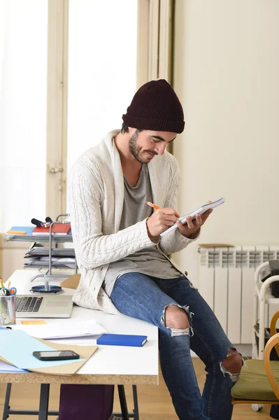 Trendig affärsman i cool hipster mössa och informellt utseende skriva på pad arbetar hemma Office — Stockfoto