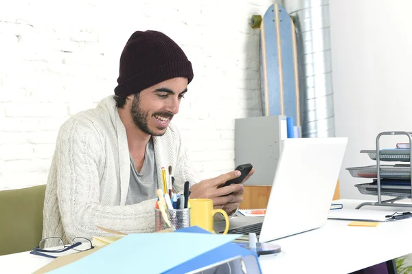 Hombre de negocios de moda que utiliza Internet en el teléfono móvil en concepto de negocio independiente — Foto de Stock