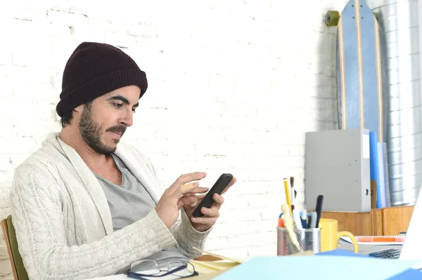 Hombre de negocios de moda que utiliza Internet en el teléfono móvil en concepto de negocio independiente — Foto de Stock