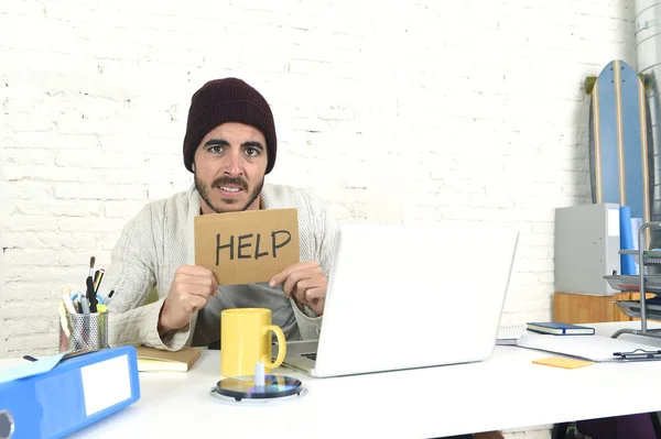 Preoccupato uomo d'affari in fresco hipster berretto guardare in possesso di aiuto segno di lavoro in stress a casa ufficio — Foto Stock