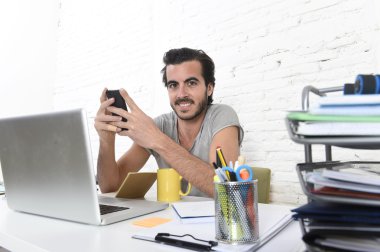  genç modern hipster tarzı öğrenci veya işadamı cep telefonu kullanarak çalışan mutlu gülümseyerek