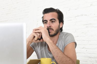  genç modern hipster tarzı öğrenci veya işadamı cep telefonu düşünme tutarak çalışma