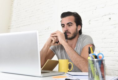  genç modern hipster tarzı öğrenci veya işadamı cep telefonu düşünme tutarak çalışma