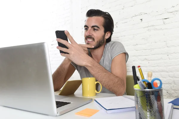 Jovem moderno hipster estilo estudante ou empresário trabalhando usando telefone celular sorrindo feliz — Fotografia de Stock