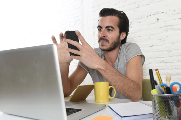 Giovane studente moderno stile hipster o uomo d'affari che lavora utilizzando il telefono cellulare sorridente felice — Foto Stock