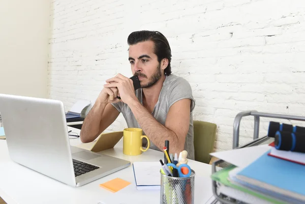 Jovem moderno hipster estilo estudante ou empresário trabalhando segurando telefone móvel pensando — Fotografia de Stock