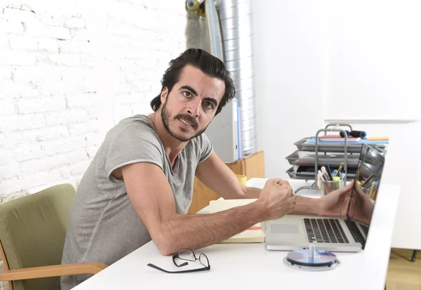 Moderní hipsterův styl student nebo obchodník pracující ve stresu s laptopem v domácí kanceláři rozzlobený rozrušený — Stock fotografie