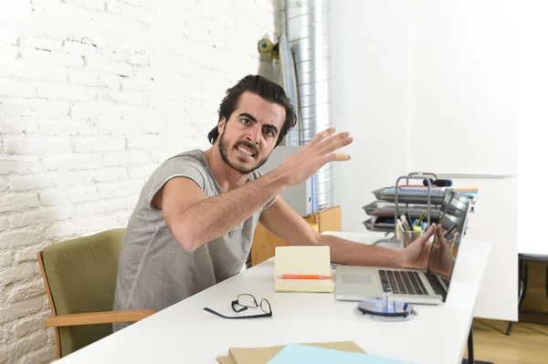 Moderno estilo hipster estudiante o hombre de negocios que trabaja en el estrés con el ordenador portátil en casa oficina enojado molesto — Foto de Stock