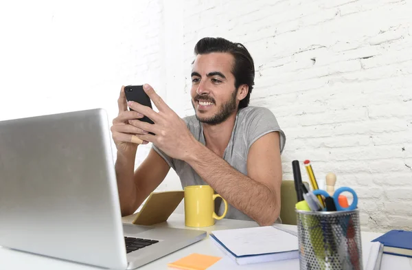 Jovem moderno hipster estilo estudante e empresário trabalhando usando telefone celular sorrindo feliz — Fotografia de Stock