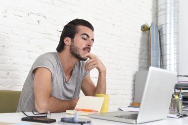 öğrenci sınav düşünme veya kayıt dışı hipster tarzı işadamı dizüstü bilgisayar ile çalışan hazırlanıyor