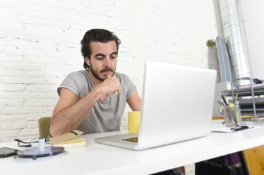 öğrenci sınav düşünme veya kayıt dışı hipster tarzı işadamı dizüstü bilgisayar ile çalışan hazırlanıyor