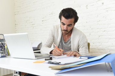 öğrenci dizüstü bilgisayar ile çalışan üniversite projesi veya hipster tarzı serbest işadamı hazırlanıyor