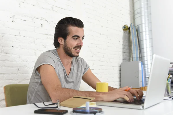 Studente preparazione esame rilassato o informale uomo d'affari stile hipster che lavora con il computer portatile — Foto Stock