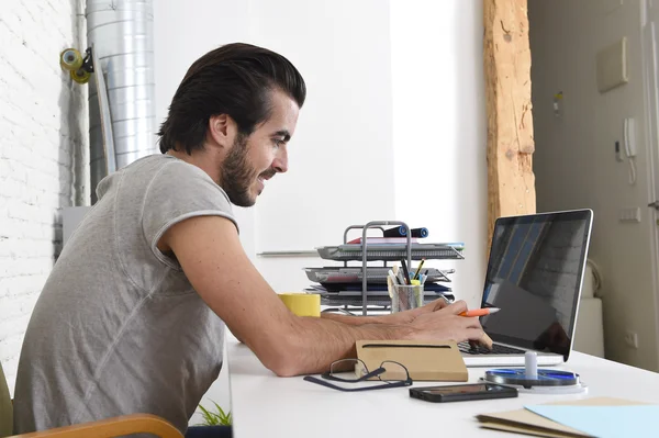 Student förbereder examen avslappnad eller informell hipster stil affärsman som arbetar med bärbar dator — Stockfoto