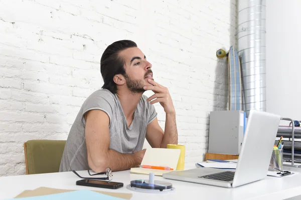 Studente preparazione esame pensiero o informale uomo d'affari stile hipster che lavora con il computer portatile — Foto Stock