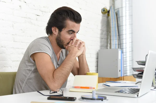 Estudiante preparación examen pensamiento o informal hipster estilo hombre de negocios que trabaja con ordenador portátil — Foto de Stock