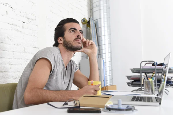 Étudiant préparant examen détendu ou informel hipster style homme d'affaires travaillant avec ordinateur portable — Photo