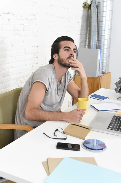 Étudiant préparant examen détendu ou informel hipster style homme d'affaires travaillant avec ordinateur portable — Photo