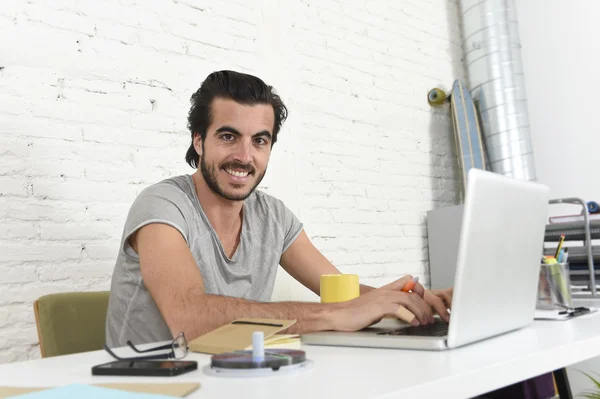 Student förbereder examen avslappnad eller informell hipster stil affärsman som arbetar med bärbar dator — Stockfoto