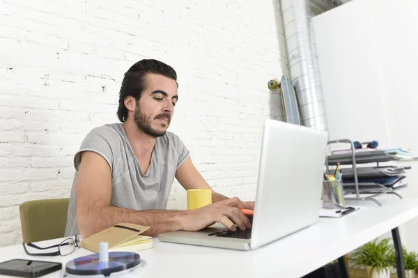 Étudiant préparant examen détendu ou informel hipster style homme d'affaires travaillant avec ordinateur portable — Photo