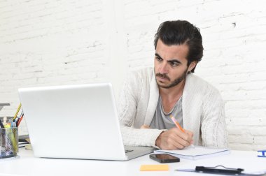 öğrenci dizüstü bilgisayar ile çalışan üniversite projesi veya hipster tarzı serbest işadamı hazırlanıyor