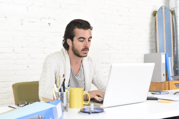 Student, der ein Universitätsprojekt vorbereitet, oder Hipster-Unternehmer, der mit Laptop arbeitet — Stockfoto