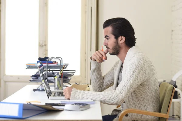 Student förbereder universitetsprojekt eller hipster stil frilansare affärsman arbetar med laptop — Stockfoto